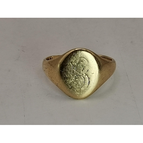 544 - A 9 carat gold signet ring, the oval black onyx matrix carved with a classical portrait, hallmarked ... 