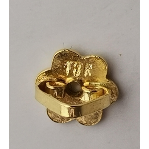 552 - A pair of 18 carat gold modernist stud earrings with screw-back fittings, stamped 18K. 1.4g