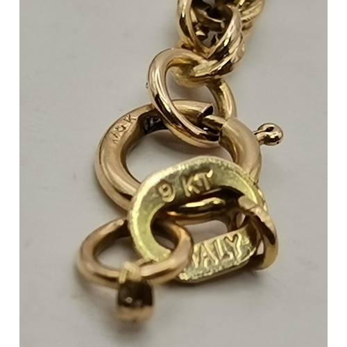 553 - A small group of 9 carat gold jewellery comprising a Maltese Cross pendant, two rope-twist chains (a... 