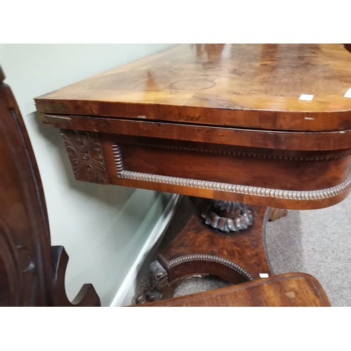 634 - A very good quality William IV burr yew wood games table with lion paw feet and highly decorative ce... 