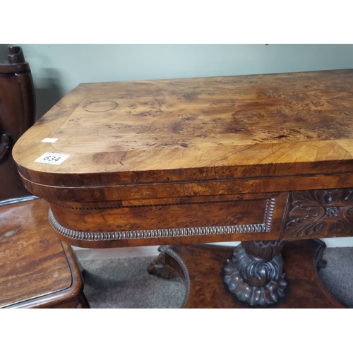 634 - A very good quality William IV burr yew wood games table with lion paw feet and highly decorative ce... 
