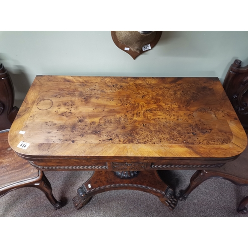 634 - A very good quality William IV burr yew wood games table with lion paw feet and highly decorative ce... 
