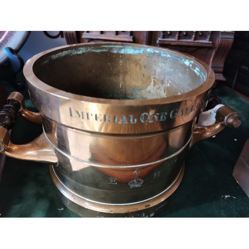 2 - An Edwardian brass imperial one gallon grain measure, early 20th Century, by De Grave & Co Ld, Londo... 