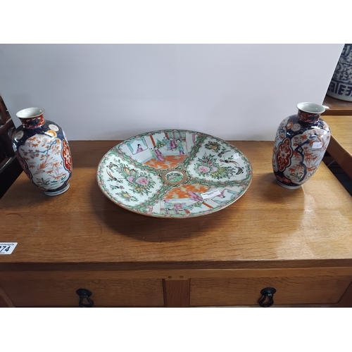 874a - A pair of Japanese Imari vases 20cm h and a Chinese famille rose 35cm charger