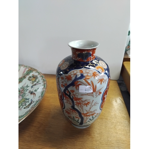 874a - A pair of Japanese Imari vases 20cm h and a Chinese famille rose 35cm charger