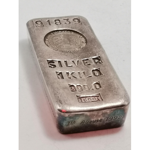 A silver 1 kilo ingot by Emirates Gold, 999.0, no. 91839, the bar with presentation inscription around the edge. 11.2cm by 4.7cm, 31.9 troy ounces