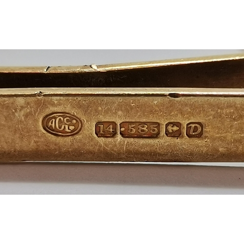 577A - A 14 carat gold tie bar and chain, suspending a scallop shell set with a diamond and '25 AÑOS', hall... 