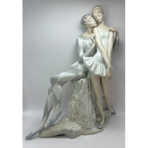 251 - Large Lladro Figurine of Ballet Dancers - 1017 Ballerina and Harlequin retired H36cm