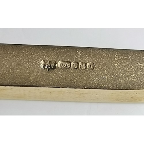 544 - A modernist 9 carat gold-mounted hardstone bar pendant, narrow rectangular, channel set with amethys... 
