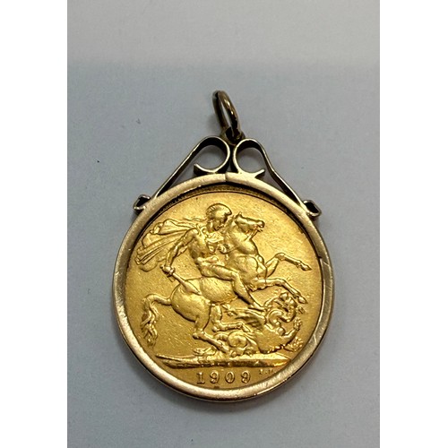  An Edward VII sovereign, 1909, to a 9 carat gold loose pendant mount, hallmarked Birmingham 1961. 9.... 