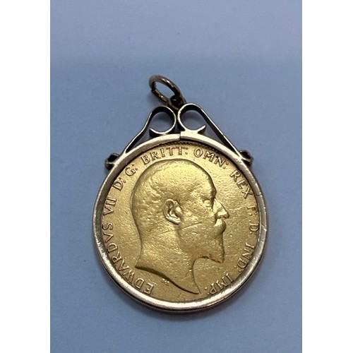  An Edward VII sovereign, 1909, to a 9 carat gold loose pendant mount, hallmarked Birmingham 1961. 9.... 