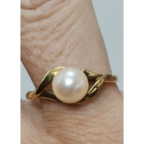  A 9 carat gold fancy pearl ring, the single pearl centred in an openwork twist mount, hallmarked Lon... 