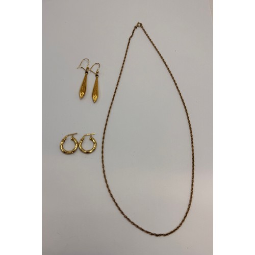  A small group of 9 carat gold jewellery comprising one pair of small hoop earrings, one pair of pend... 