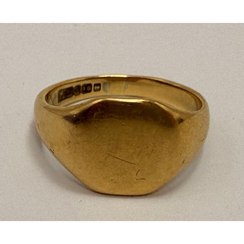 561 - An 18 carat gold signet ring, with plain cushion matrix, hallmarked Birmingham. Ring size O, 6.2g
