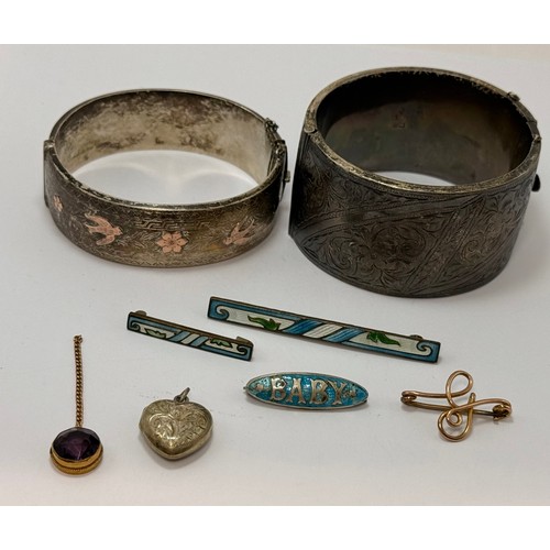 563 - A small group of mixed jewellery including a broad hinge-opening silver bangle by Owen Powell, Birmi... 
