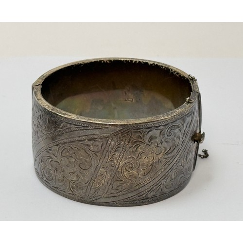 563 - A small group of mixed jewellery including a broad hinge-opening silver bangle by Owen Powell, Birmi... 