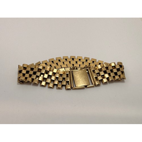 566 - A 9 carat gold brick-link bracelet, hallmarked Birmingham 1978 and stamped 375 to clasp. 21cm long, ... 