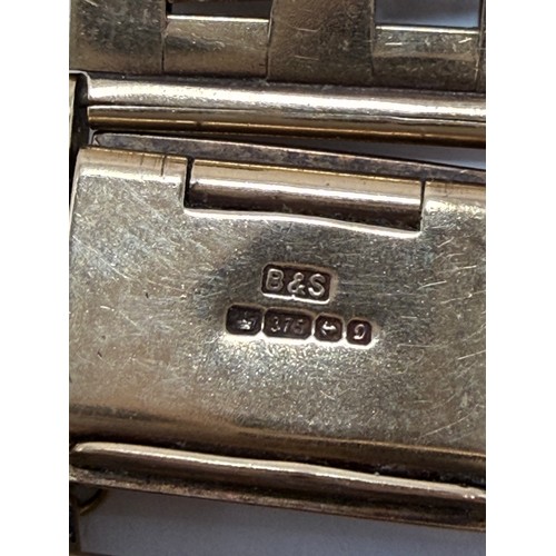 566 - A 9 carat gold brick-link bracelet, hallmarked Birmingham 1978 and stamped 375 to clasp. 21cm long, ... 