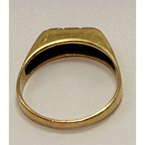 574 - An 18 carat gold three-stone ring, the flat top set with a central round blue stone flanked by an il... 