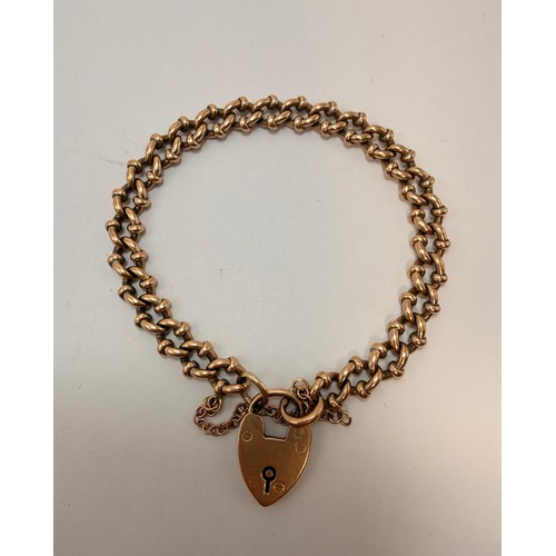 578 - A 9 carat rose gold fancy marina-style bracelet with heart padlock, each link stamped '9' and '.375'... 