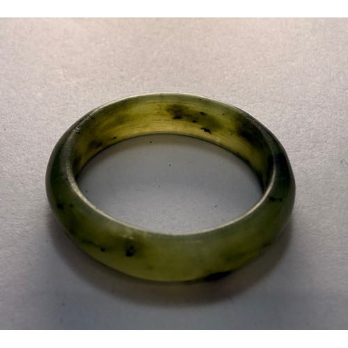  A jade ring, size P.
