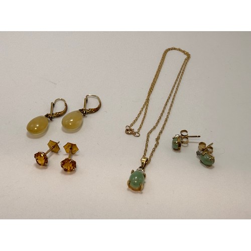  A small group of gold-mounted hardstone jewellery comprising a necklace and earrings suite, each wit... 