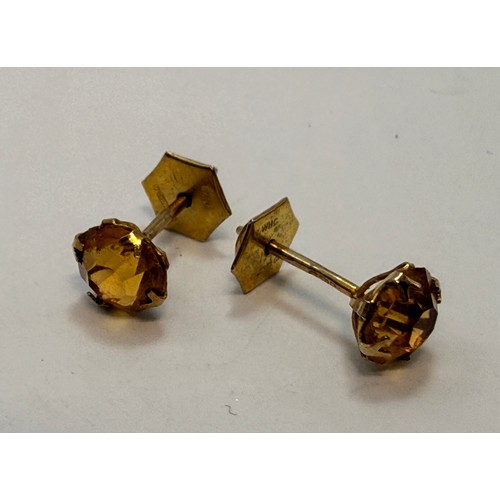  A small group of gold-mounted hardstone jewellery comprising a necklace and earrings suite, each wit... 