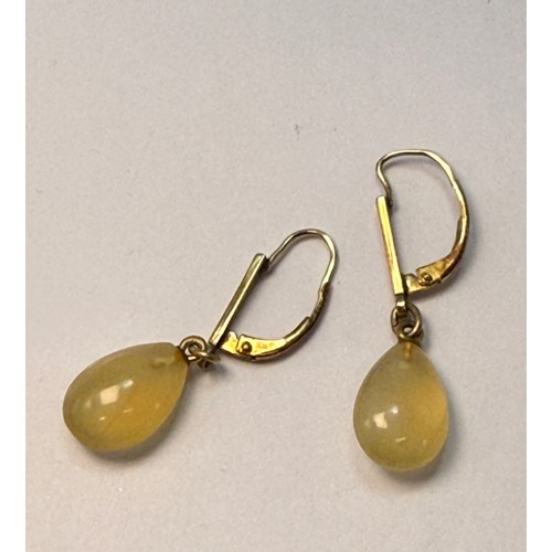  A small group of gold-mounted hardstone jewellery comprising a necklace and earrings suite, each wit... 