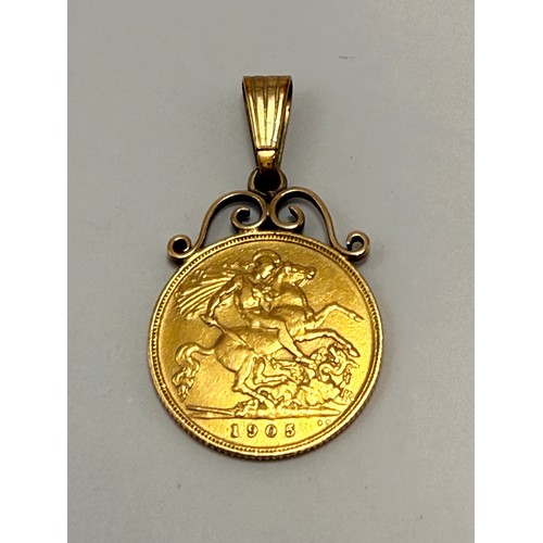  An Edward VII 1905 half sovereign pendant to a fixed scrolling mount, the bail stamped '333'. 4.7g g... 