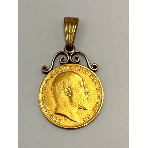  An Edward VII 1905 half sovereign pendant to a fixed scrolling mount, the bail stamped '333'. 4.7g g... 