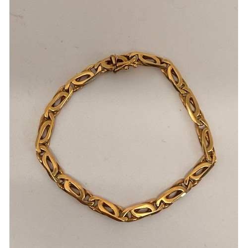 612 - A 9 carat gold fancy-link bracelet, stamped 375 each end of clasp, import hallmark London 1986. 19cm... 