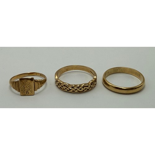  A 9 carat gold signet ring, the rectangular matrix engraved with foliage and initials, to stepped sh... 