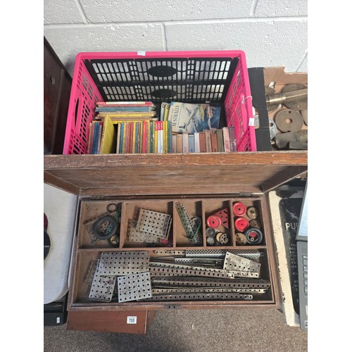 686 - Collection of vintage Childrens' books incl Ladybird and Observer's plus wooden box of Meccano