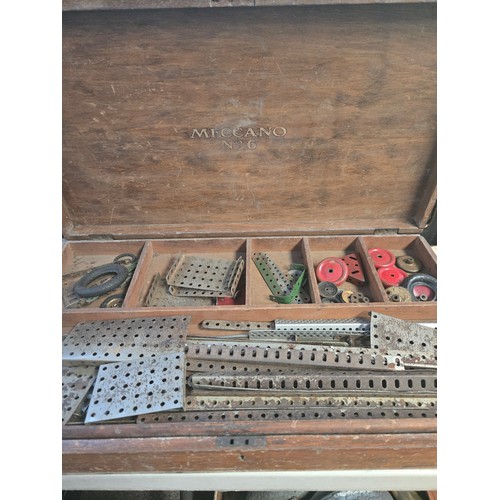 686 - Collection of vintage Childrens' books incl Ladybird and Observer's plus wooden box of Meccano