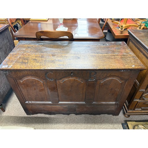 617 - An 18th century oak mule chest / coffer with hinged lid, carved initials CB to front. 122cm wide x 5... 