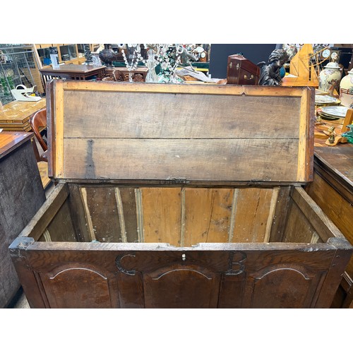 617 - An 18th century oak mule chest / coffer with hinged lid, carved initials CB to front. 122cm wide x 5... 