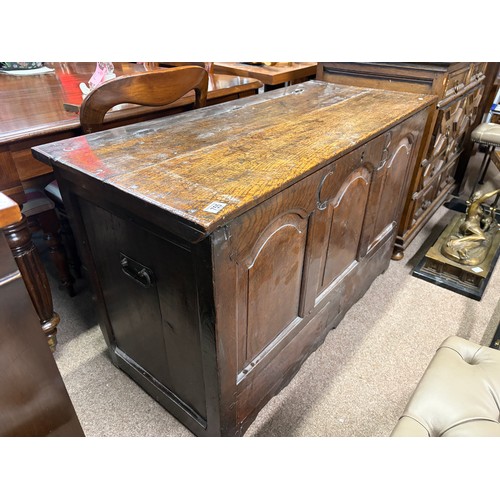 617 - An 18th century oak mule chest / coffer with hinged lid, carved initials CB to front. 122cm wide x 5... 