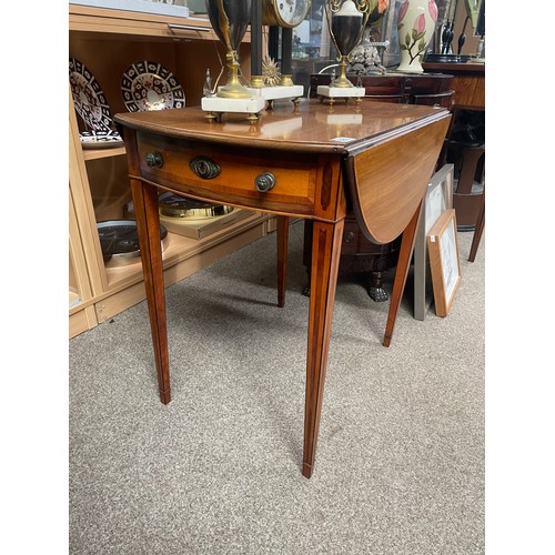 580 - A Georgian inlaid satinwood drop leaf table, having two drawers, one dummy, on tapered legs, 71cm wi... 