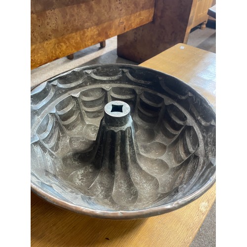 653 - An antique copper jelly mould, 30cm wide, 12cm high
