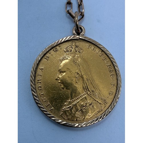 423 - A Victoria 1890 sovereign pendant on chain, Melbourne mint, in a gadrooned yellow metal loose mount,... 