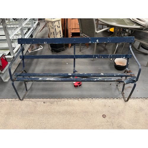 945 - A blue-painted garden bench with metal ends and supports, and wooden slats (a/f). 152cm wide
