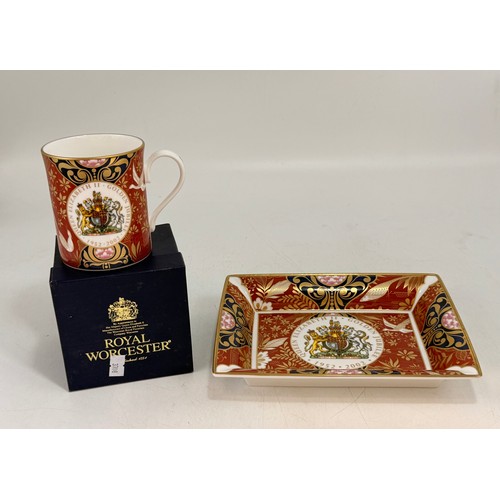 281 - Royal Worcester dish and mug in box in commemoration of Queen Elizabeth II Golden Jubilee 2002 21cm ... 