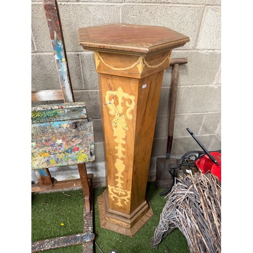 952 - A vintage artist's easel; together with a curved black-painted fire kerb; and a scumbled hexagonal t... 