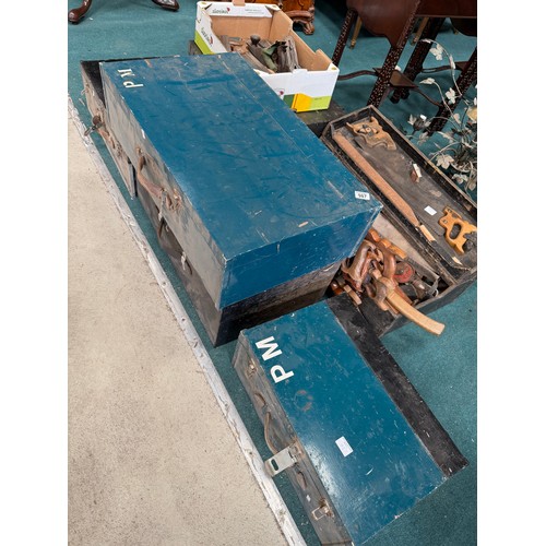 987 - A quantity of vintage carpenters / joiners woodworking hand tools, with six associated wooden tool b... 