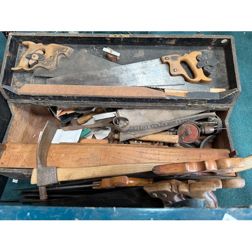 987 - A quantity of vintage carpenters / joiners woodworking hand tools, with six associated wooden tool b... 