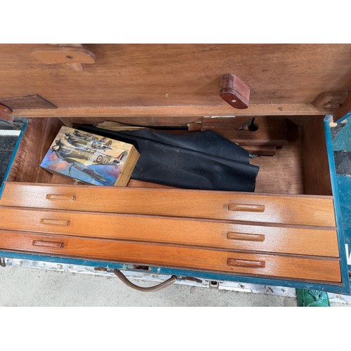 987 - A quantity of vintage carpenters / joiners woodworking hand tools, with six associated wooden tool b... 