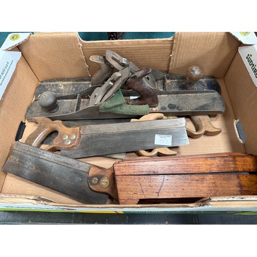 987 - A quantity of vintage carpenters / joiners woodworking hand tools, with six associated wooden tool b... 