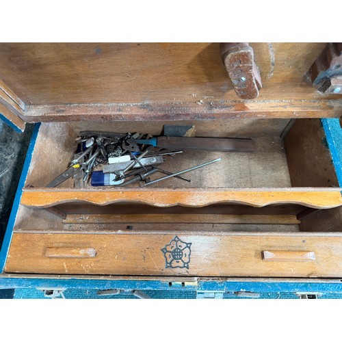 987 - A quantity of vintage carpenters / joiners woodworking hand tools, with six associated wooden tool b... 