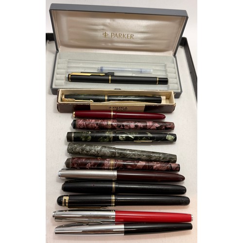 492 - A collection of assorted fountain pens, most with 14ct gold nibs, including Parker 'Vacumatic'; Park... 