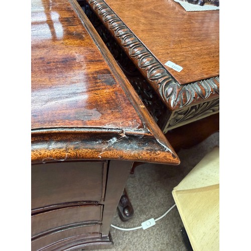 639 - A Regency mahogany serpentine chest of drawers, comprising four drawers with brass swan neck handles... 